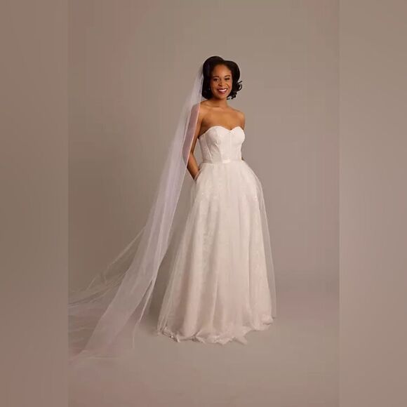 David’s Bridal • Raw hem chapel length white veil - Picture 3 of 8
